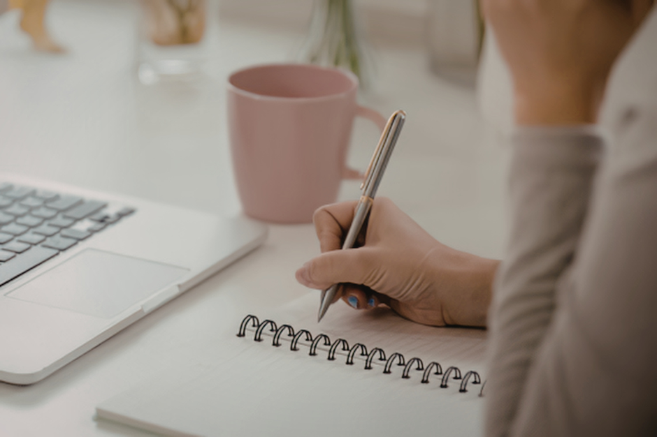 Ciepła scena pracy nad sobą