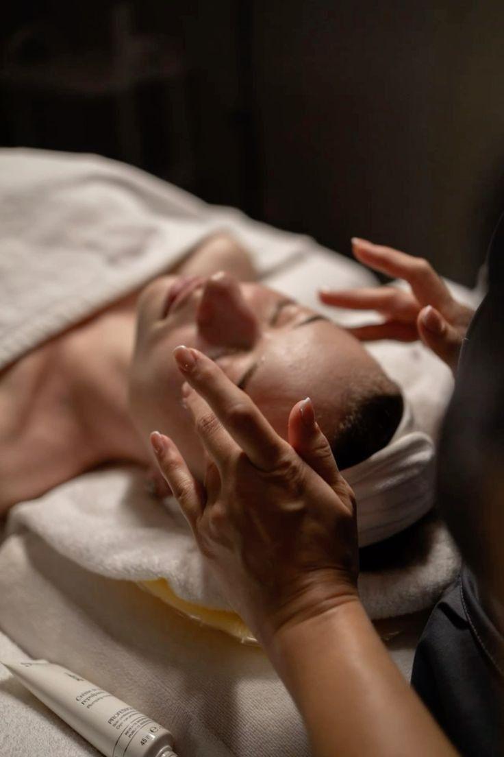 Kobieta podczas zabiegu – ciepły, relaksujący klimat